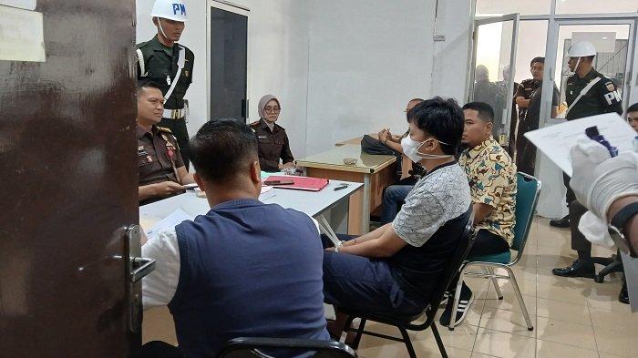 KASUS PENUSUKAN : Tersangka kasus penusukan saat berada di dalam ruang Tahap II pidana umum Kejaksaan Negeri Padang, Senin (7/7/2025). Kasus ini kini memasuki tahap akhir penyidikan dan akan segera dilimpahkan ke Pengadilan Negeri Padang.