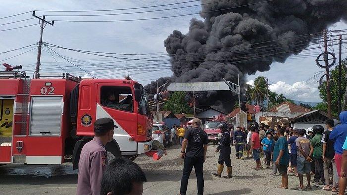 KEBAKARAN PABRIK KARET : Kondisi pabrik karet PT Teluk Luas saat kebakaran terjadi, Minggu (18/5/2025). Kepulan asap membubung tinggi hingga nampak dari lokasi berpuluh kilometer jauhnya dari TKP