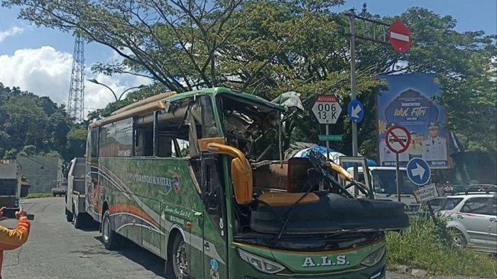 KECELAKAAN BUS ALS - Bus ALS yang kecelakaan di Kelurahan Bukit Surungan, Kota Padang Panjang diderek ke depan Terminal Busur Padang Panjang, Selasa (6/5/2025) siang. Kasat Lantas Polresta Padang Panjang Iptu Jamalluddin sebut arus lalu lintas sudah kembali lancar, sebelumnya dialihkan ke dalam kota.
