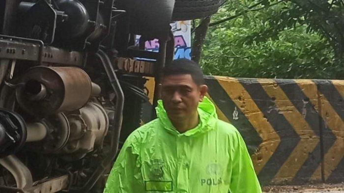 KECELAKAAN: Kanit Laka Satlantas Polresta Padang, Iptu Zulkifli, saat berada di lokasi kecelakaan di tikungan Panorama I kawasan Sitinjau Lauik, Jalan Raya Padang - Solok, Kelurahan Indarung, Kecamatan Lubuk Kilangan, Kota Padang, Provinsi Sumatera Barat, Minggu (30/3/2025) dini hari. Akibat kejadian ini, mengakibatkan ketiga kendaraan mengalami kerusakan.