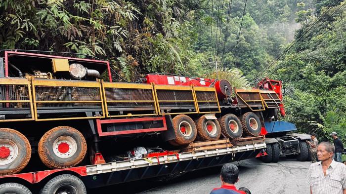 KECELAKAAN LALU LINTAS - Penampakan truk pengangkut alat berat yang terperosok di Jorong Muaro Palupuah, Nagari Koto Rantang, Kecamatan Palupuah, Kabupaten Agm, Sabtu (26/7/2025). Kasat Lantas Polresta Bukittinggi, AKP Muhammad Irsyad Fathurrahcman sebut truk bawa alat berat untuk proyek geothermal di Kecamatan Bonjol, Kabupaten Pasaman, Sumbar.