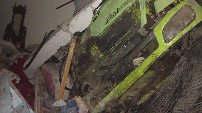KECELAKAAN: Satu unit truk tangki CPO mengalami rem blong hingga menabrak rumah di Jalan Raya Padang - Solok, Kelurahan Padang Besi, Kecamatan Lubuk Kilangan, Kota Padang, Provinsi Sumatera Barat, Rabu (23/4/2025). Akibat kecelakaan ini, membuat dua orang meninggal dunia, dan dua orang luka ringan