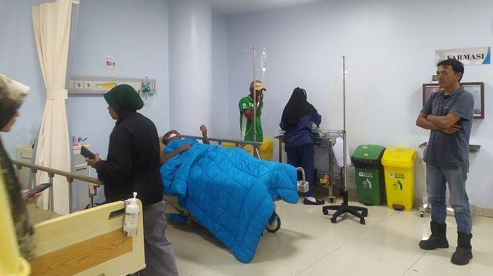 KECELAKAAN TRUK TANGKI : Kondisi supir truk tangki CPO yang saat ini terbaring paska kecelakaan di kawasan Lubuk Kilangan, Kota Padang, Rabu (23/4/2025). Supir truk alami patah tulang bahu dan sejumlah luka lecet.