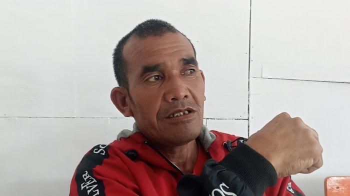 KECELAKAAN BUS ALS - Korban selamat bus ALS kecelakaan di Bukit Surungan, Padang Panjang Desmon Lumban Gaol saat dimintai keterangan, Selasa (6/5/2025) siang. Desmon mengungkap detik-detik sebelum bus kecelakaan akibat rem blong, penumpang dan sopir sempat mengucapkan