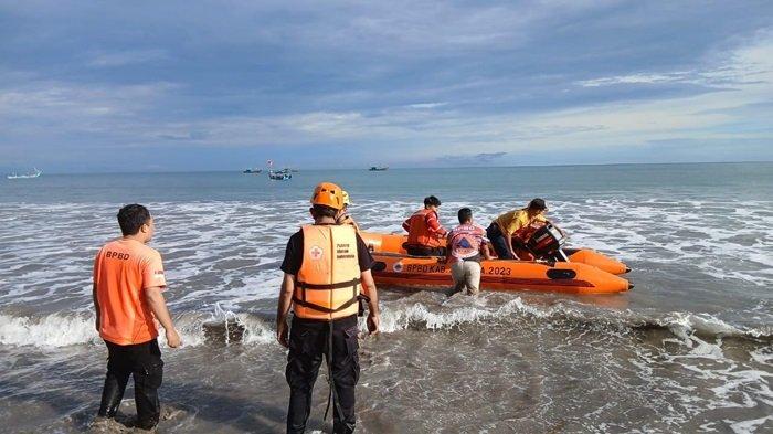 KORBAN TERSERET OMBAK: BPBD Agam dan tim gabungan melakukan proses pencarian 16 orang hanyut di Pantai Ujuang Tanjuang, Tiku, Agam, Sabtu (12/4/2025). Sementara itu, Wali Nagari Tiku Selatan menyebut 16 orang tersebut merupakan pelajar STM asal Matur dan sekitarnya
