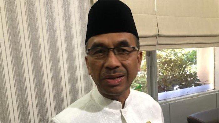 ATURAN SERAGAM SEKOLAH- Kepala Dinas Pendidikan Provinsi Sumatera Barat (Sumbar), Barlius saat diwawancarai TribunPadang.com di ruang kerjanya, Jumat (4/7/2025). Barlius, menegaskan bahwa sekolah tingkat SMA di Sumbar dilarang menyediakan seragam putih abu-abu dan seragam pramuka bagi siswanya.