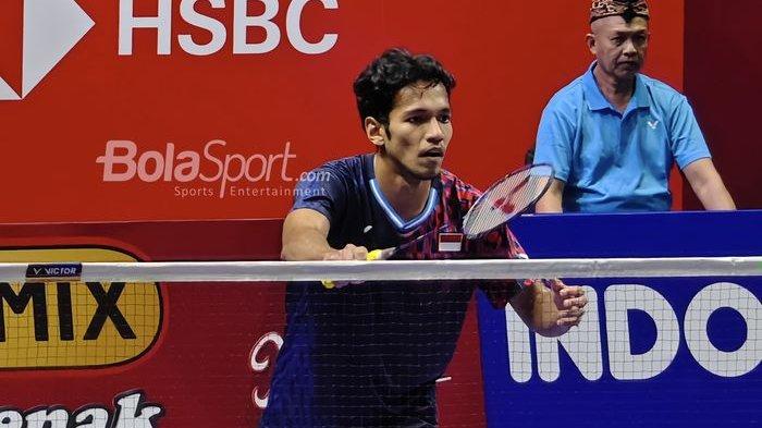 BULU TANGKIS TUAN RUMAH KEOK - Pebulu Tangkis tuan rumah keok menyusul tunggal putra Indonesia, Chico Aura Dwi Wardoyo, saat tampil dalam ajang Indonesia Open 2025 di Istora Senayan, Jakarta, Rabu (4/6/2025). Sebelumnya, Chico digadang-gadangkan bakal mengukir prestasi terbaik di ajang kali ini.