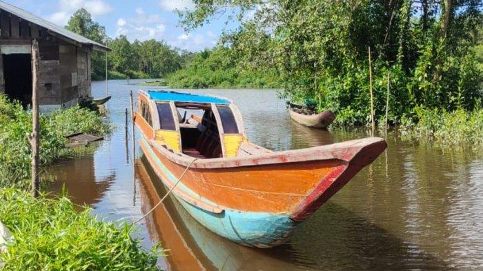 KAPAL KARAM- Insiden kapal di wilayah Betaet, Pantai Barat, Kabupaten Kepulauan Mentawai, Sumatera Barat. Kepala Kantor Pencarian dan Pertolongan (SAR) Mentawai, Rudi, mengatakan boat tersebut mengangkut enam orang penumpang, terdiri dari dua operator, satu pastor, satu camat, dan dua warga.