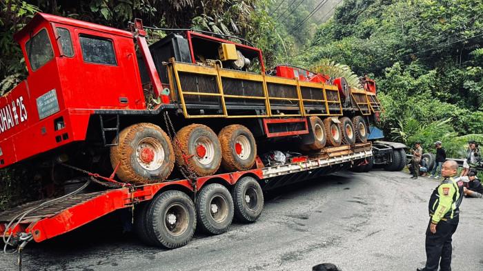 INSIDEN KECELAKAAN LALU LINTAS - Penampakan truk pengangkut alat berat yang terperosok di Jorong Muaro Palupuah, Nagari Koto Rantang, Kecamatan Palupuah, Kabupaten Agam, Provinsi Sumatera Barat (Sumbar) pada Sabtu (26/7/2025). Kasat Lantas Polresta Bukittinggi, AKP Muhammad Irsyad Fathurrahcman menyebutkan bahwa akibat kecelakaan tersebut menyebabkan arus lalu lintas lumpuh total.