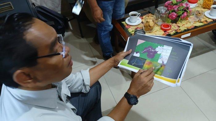 PENERTIBAN LEMBAH ANAI- Kasubag TU BKSDA Sumbar, Khairi Ramadhan saat memperlihatkan wilayah kawasan TWA Mega Mendung, Rabu (2/7/2025). Saat ini, BKSDA Sumbar masih menunggu hasil verifikasi lapangan untuk tindak lanjut penertiban bangunan di TWA Mega Mendung.