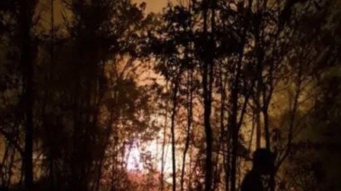 KEBAKARAN LAHAN SOLOK- Kebakaran hebat melanda area perkebunan karet milik warga di Jorong Bukit Tandang, Nagari Bukit Tandang, Kecamatan Bukit Sundi, Kabupaten Solok, Sumatera Barat, Rabu (18/6/2025) malam. Peristiwa ini terjadi sekitar pukul 19.30 WIB dan menghanguskan lahan karet seluas kurang lebih 2 hektar.