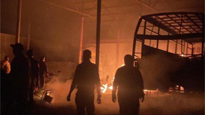 KEBAKARAN BENGKEL- Sebuah bengkel PO bus Yanti Group di Jalan Lurus Bukittinggi - Payakumbuh, Jorong Ujuang Guguak, Nagari Padang Tarok, Kecamatan Baso, Kabupaten Agam hanga terbakar, Sabtu (14/6/2025) malam. Pemilik PO bus Yanti Group, melihat api menyala di bengkel PO busnya setelah pulang dari warung.
