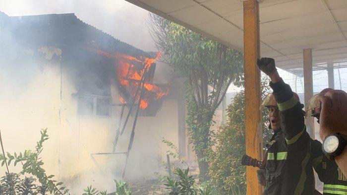 Kebakaran melanda SMPN 28 Padang di Kecamatan Padang Timur, Kota Padang, Provinsi Sumatera Barat (Sumbar) pada Selasa (30/7/2024).