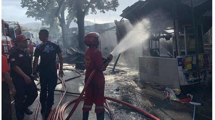 Petugas saat memadamkan kebakaran di Jalan Raya Ulu Gadut, Limau Manis Selatan, Kecamatan Pauh, Kota Padang, Sumatera Barat (Sumbar), Rabu (26/7/2023).