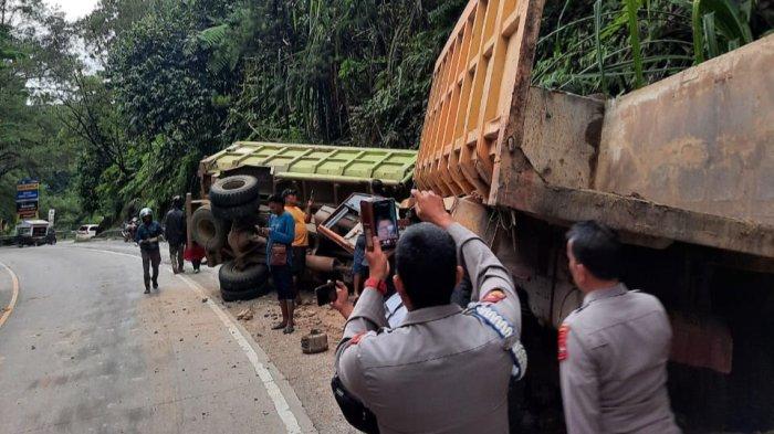 Kecelakaan beruntun di Jalan Raya Padang-Solok, kawasan Panorama I, Kelurahan Indarung, Kecamatan Lubuk Kilangan, Kota Padang, Provinsi Sumatera Barat (Sumbar), Rabu (13/11/2024).
