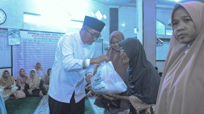 Keceriaan terpancar dari wajah ratusan warga Kecamatan Pauh, Kota Padang yang menerima paket sembako dari program Ramadan Berbagi Baznas Padang, Jumat (29/3/2024).