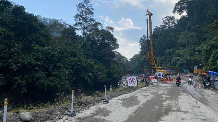 Kegiatan perbaikan jalan yang masih berlangsung di jalur Lembah Anai, Kabupaten Tanah Datar, Jumat (19/7/2024).