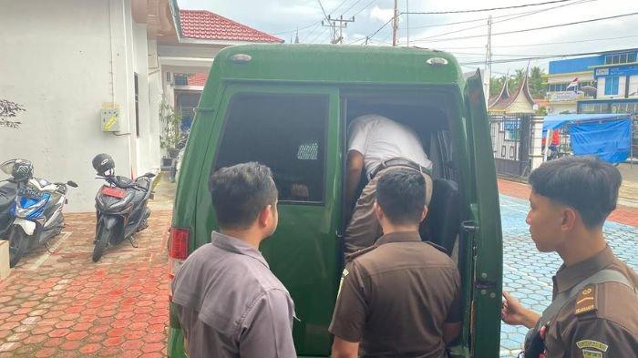 Kejari Kabupaten Sijunjung menetapkan Mantan Ketua DPRD Kabupaten Sijunjung periode 2019-2024, Bambang Surya Irawan tersangka dalam kasus menyalahgunakan anggaran dana belanja rumah tangga, Selasa (17/9/2024).