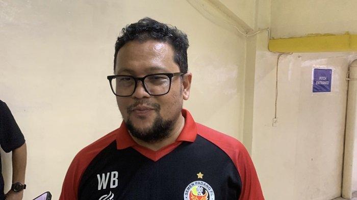 KEMENANGAN PERDANA: CEO Semen Padang FC, Win Bernadino, saat berada di Stadion GOR H Agus Salim Padang, Kecamatan Padang Barat, Kota Padang, Provinsi Sumatera Barat, Jumat (14/2/2025). Win Bernadino berharap kemenangan tiga poin di kandang menjadi titik balik untuk bertahan di kompetisi BRI Liga 1.