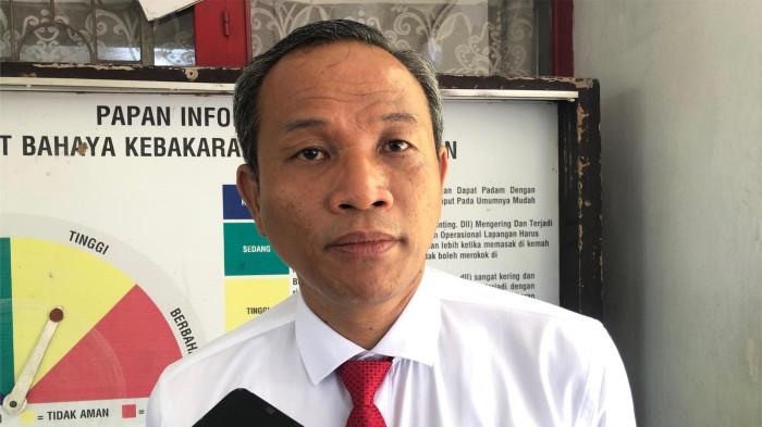 KARHUTLA DI SUMBAR- Kepala Dinas Kehutanan Provinsi Sumatera Barat, Ferdinal Asmin, saat memberikan keterangan kepada TribunPadang.com terkait penanganan kebakaran hutan dan lahan di Sumtera Barat, Senin (21/7/2025). Ferdinal Asmin, mengatakan bahwa titik panas (hotspot) tersebar hampir di seluruh kabupaten dan kota di Sumbar.