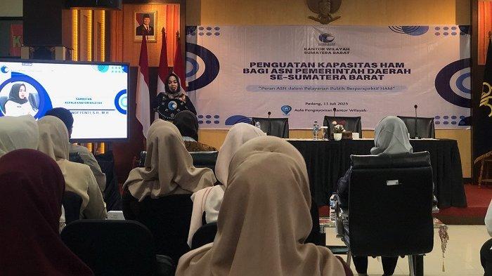 PEMAHAMAN HAM ASN -Kepala Kantor Wilayah Kementerian Hukum dan HAM (Kanwil Kemenkumham) Sumatera Barat (Sumbar), Dewi Nofyenti saat memberikan sambutan dalam kegiatan Penguatan Kapasitas HAM bagi ASN Pemerintah Daerah se-Sumatera Barat, yang digelar Kanwil Kemenkumham pada Jumat (11/7/2025). Dewi Nofyenti, menyoroti masih rendahnya pemahaman sejumlah ASN terhadap prinsip-prinsip HAM dalam pelayanan publik.