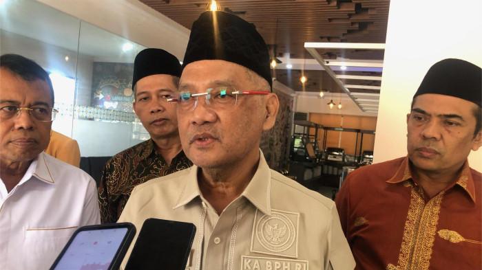 PENYELENGGARAAN HAJI- Kepala Penyelenggaraan Haji RI, Moch Irfan Yusuf, saat diwawancarai wartawan usai mengisi kuliah umum tentang kebijakan penyelenggaraan haji di Auditorium Universitas Negeri Padang (UNP), Selasa (22/7/2025). Badan Penyelenggaraan Haji Republik Indonesia (BP Haji RI) menyebutkan bahwa kuota haji untuk Provinsi Sumatera Barat (Sumbar), berpeluang mengalami perubahan pada musim haji tahun depan.