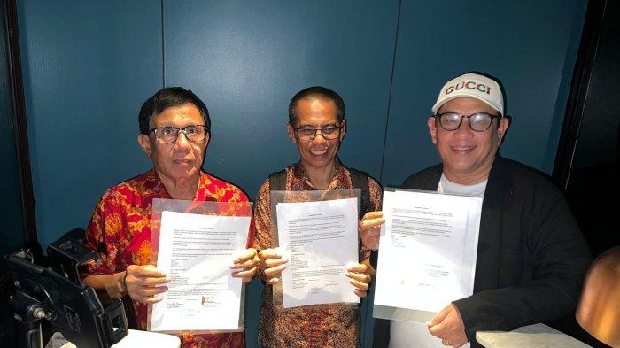 LEMBARAN KESEPAKATAN JAKARTA - Ketua Umum PWI hasil Kongres Bandung, Hendry Ch Bangun (kiri) dan Ketua Umum PWI hasil KLB Zulmansyah Sekedang (kanan) serta anggota Dewan Pers Dahlan Dahi berfoto bersama sesuai penandatanganan Kesepakatan Jakarta, Jumat (16/5/2025) tengah malam, di Jakarta. Melalui Kesepakatan Jakarta, kedua pihak sepakat mengakhiri konflik melalui Kongres Persatuan.
