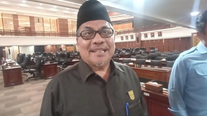 RANPERDA RTRW SUMBAR - Ketua DPRD Sumbar, Muhidi saat diwawancarai setelah penetapan Ranperda RTRW Sumbar menjadi Perda, Senin (17/3/2025). Ia memberikan tanggapan aksi protes dari Koalisi Masyarakat Sipil terkait Pembahasan Ranperda RTRW. Muhidi menyebut aksi protes tersebut merupakan hal biasa dalam negara demokrasi.