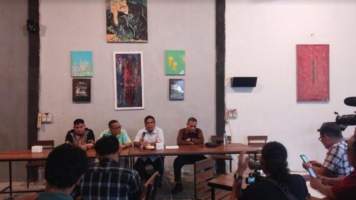 Mahardi Efendi, Ketua Pemenangan Irman Gusman bersama tim Irman Gusman lainnya saat jumpa pers, Selasa (31/10/2023)