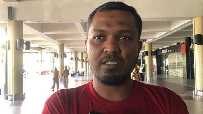 SPARTACKS SAMBUT TIM - Ketua Umum Spartacks, Bonario saat diwawancarai TribunPadang.com di Bandara Internasional Minangkabau, Kabupaten Padang Pariaman, Sumatera Barat, Minggu (25/5/2025). Bonario, mengatakan bahwa kehadiran mereka di bandara merupakan bentuk apresiasi terhadap perjuangan para pemain Semen Padang FC yang berhasil mempertahankan posisi di Liga 1 musim depan.