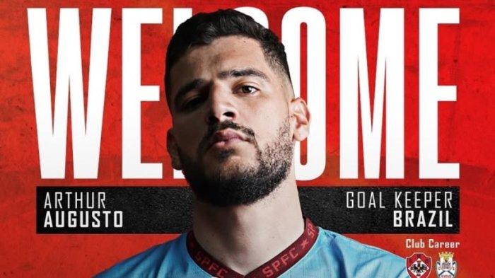 Kiper asing Semen Padang FC, Arthur Augusto, yang merupakan pemain yang baru saja direkrut untuk persiapan putaran kedua kompetisi BRI Liga 1 2025.