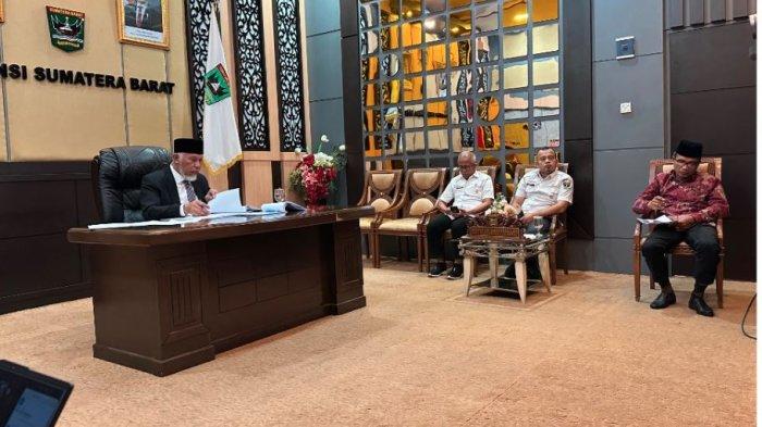 LULUS SIDANG TESIS - Gubenur Sumbar, Mahyeldi Ansharullah lulus pada sidang tesis S2 Bidang Studi Magister Manajemen di University Islam Antarabangsa Sultan Abdul Halim Mu’adzam Shah (UniSHAMS), Malaysia. Dalam sidang tersebut, Mahyeldi mengangkat tema Wakaf sebagai materi tesisnya. Dengan judul