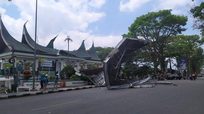 Kondisi atap Lapangan Kantin pasca roboh diterbangkan angin kencang, Selasa (13/8/8/2024)