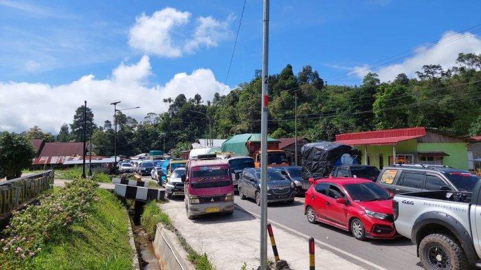 Kondisi lalu lintas di jalan lintas Padang-Solok terpantau macet dari Solok menuju Padang pada Senin (13/5/2024).
