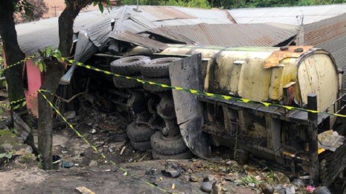 TRUK HANTAM RUMAH - Kondisi rumah yang ditabrak truk tangki bermuatan CPO di Jalan Raya Padang–Solok, Kelurahan Padang Besi, Kecamatan Lubuk Kilangan, Kota Padang, Sumatera Barat, Rabu (23/4/2025). Peristiwa nahas tersebut terjadi sekitar pukul 01.15 WIB.