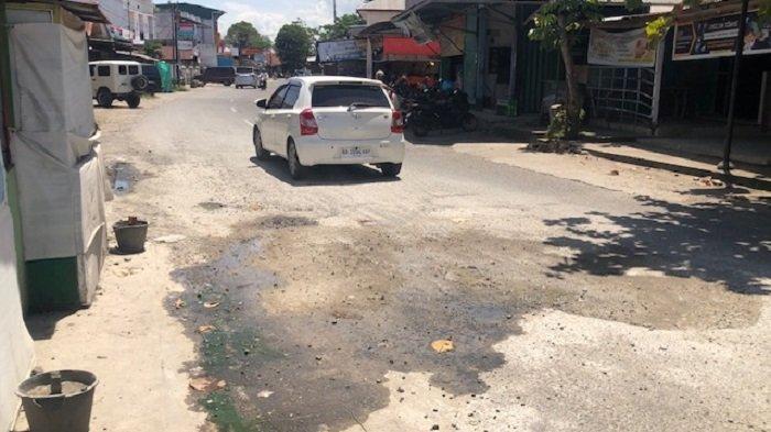 TAMBAL JALAN BERLUBANG - Kondisi salah satu jalan di kawasan Pasar Alai, Kelurahan Alai Parak Kopi, Kecamatan Padang Utara, Kota Padang, Sumatera Barat, yang sebelumnya berlubang namun kini telah diperbaiki secara mandiri oleh warga, Kamis (8/5/2025). Jalan ini sempat menyebabkan seorang pengendara beserta anaknya terjatuh dan mengalami luka.