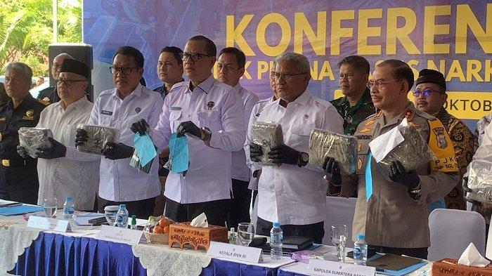 Konferensi pers terkait pengungkapan narkoba jenis ganja sebanyak 624 kilogram dari tujuh orang pelaku oleh BNN Provinsi Sumatera Barat, Jumat (18/10/2024).