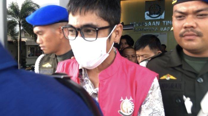 KASUS KORUPSI- Kejaksaan Tinggi (Kejati) Sumatera Barat menahan Direktur Utama Perusahaan Umum Daerah (Perumda) Padang Sejahtera Mandiri (PSM), berinisial PI (41), Kamis (22/5/2025). PI ditahan terkait dugaan penyalahgunaan dana operasional Perumda PSM tahun anggaran 2021.