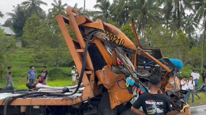 LAKA KENDARAAN: Kondisi kendaraan truk Mitsubishi Fuso yang terlibat kecelakaan dengan Bus Gumarang Jaya di Kabupaten Solok, Provinsi Sumatera Barat, Selasa (11/3/2025).