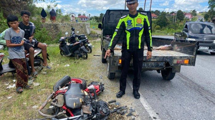 KECALAKAAN DI SOLOK. Satu unit kendaraan bermotor dan truk tangki alami kecelakaan lalu lintas terjadi di Jalan Lingkar Solok-Padang, tepatnya di Jorong Linjuang Koto Tinggi, Nagari Koto Gaek Guguk, Kecamatan Gunung Talang, Kabupaten Solok, Sumatera Barat, Jumat (23/5/2024). Akibat kecelakaan tersebut, pengendara motor mengalami luka robek di bagian kaki dan pinggang serta benturan fisik, dan langsung dilarikan ke RSUD Arosuka.