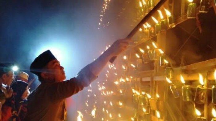 Lampu Colok Malam Tukuh Likur di Parit Rempak, Kecamatan Meral, Kabupaten Karimun, Provinsi Kepri.