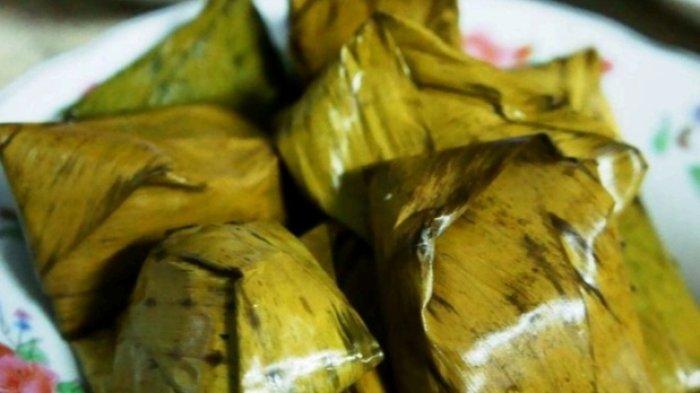 HIDANGAN KHAS BUKBER - Tradisi berburu takjil selalu menjadi bagian yang paling ditunggu-tunggu menjelang berbuka puasa. Berbagai hidangan khas yang jarang ditemui di luar bulan Ramadhan tiba-tiba membanjiri pasar-pasar takjil di sudut Kota Padang, Provinsi Sumatera Barat (Sumbar).