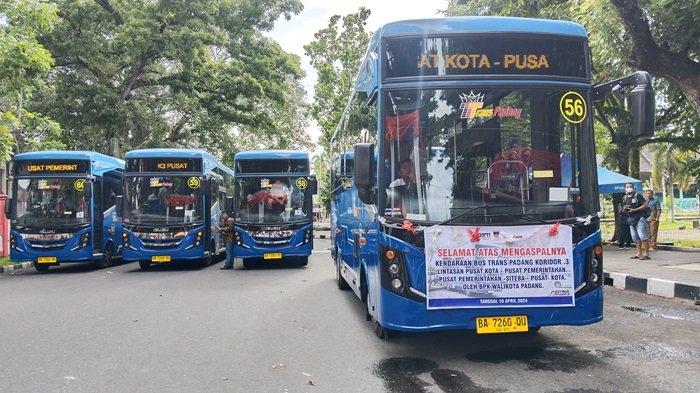 Launching pengoperasian armada baru Trans Padang di samping RTH Imam Bonjol Padang, Kamis (18/4/2024).