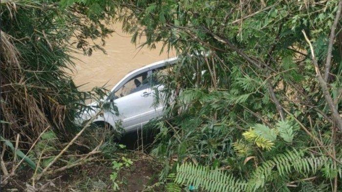 MASUK JURANG- Sebuah minibus merek Toyota Avanza dengan nomor polisi BA 1662 LZX mengalami kecelakaan tunggal di wilayah hukum Polres Solok, tepatnya di Jalan Solok-Padang, Jorong Lubuk Selasih, Nagari Batang Barus, Kecamatan Gunung Talang, Kabupaten Solok, Sumatera Barat, Minggu (18/5/2025) sore. Tidak ada korban jiwa dalam insiden tersebut.