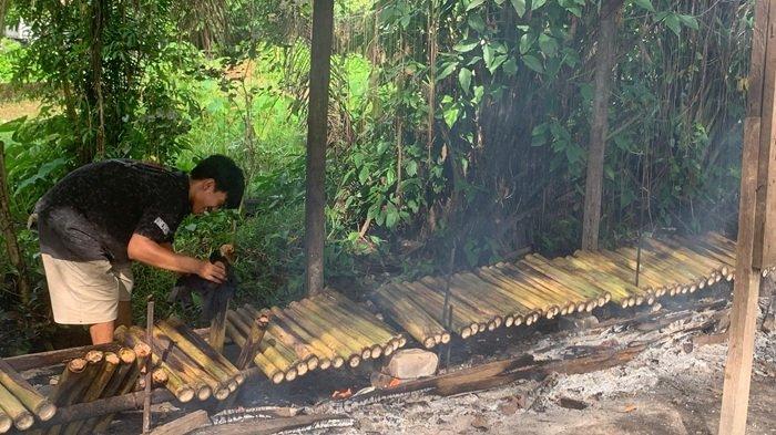 MEMASAK LEMANG: Pengusaha lemang lagi memasak di Jalan By Pass Balai Baru, Kelurahan Sungai Sapih, Kecamatan Kuranji, Kota Padang, Provinsi Sumatera Barat, Minggu (30/3/2025). Banyaknya yang memesan dan membeli, pengusaha lemang bisa memasak mencapai 700 sampai 800 batang dalam waktu satu hari.