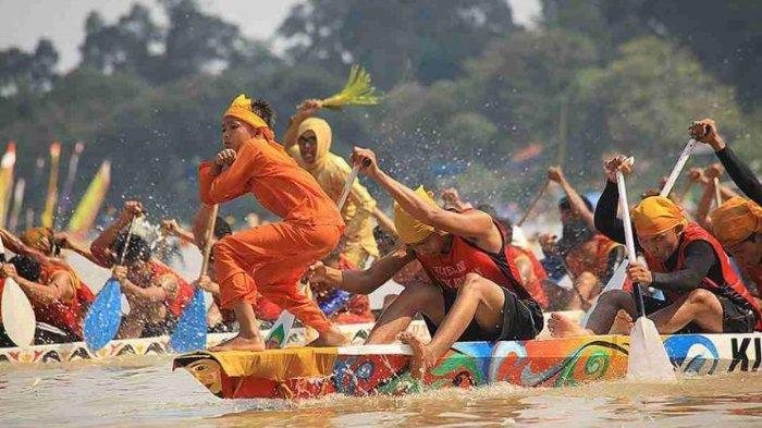 MENGENAL PACU JALUR: Balap perahu pacu jalur di Kabupaten Kuansing, Riau merupakan tradisi khas Indonesia yang masih lestari hingga saat ini. Berikut penjelasan tentang Pacu Jalur, tradisi di Indonesia yang kini jadi sorotan dunia