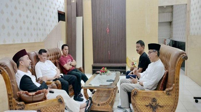 Kadispora Sumbar Maifrizon saat pertemuan dengan Ketua PWI Sumbar Basril Basyar bersama Ketua DKP PWI Sumbar Zul Effendi, Wk Ketua Bid Kesra Widya Navies dan Ketua SIWO Syaiful Husein di Padang beberapa waktu lalu.