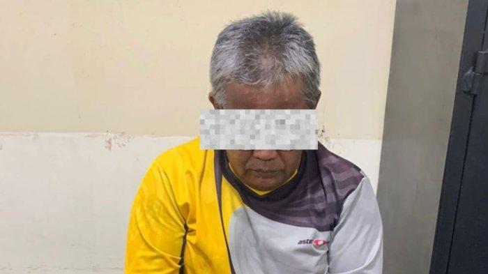 PENYALAHGUNAAN NARKOTIKA- Terduga pelaku berinisial MH bersama barang bukti saat diamankan polisi, Jumat (23/5/2025). MH diamankan polisi karena terlibat kasus penyalahgunaan narkotika dengan barang bukti 11 paket diduga sabu.