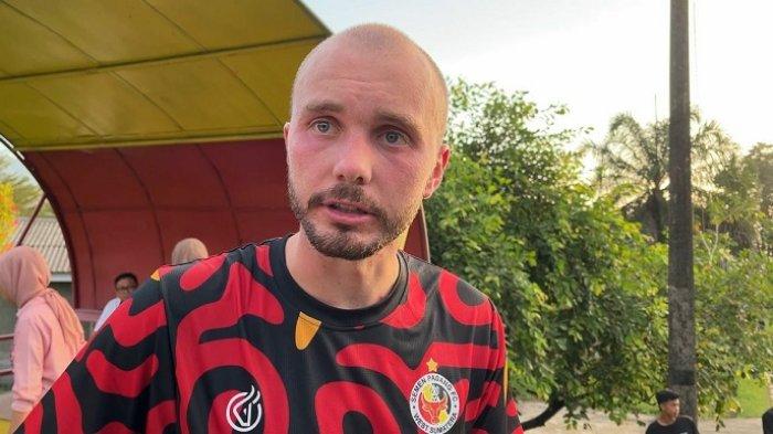 Mantan pemain akademi Manchester United yang kini berseragam Semen Padang FC, Charlie Scott saat dijumpai di Semen Padang Training Ground Indarung, Senin (15/7/2024) petang.