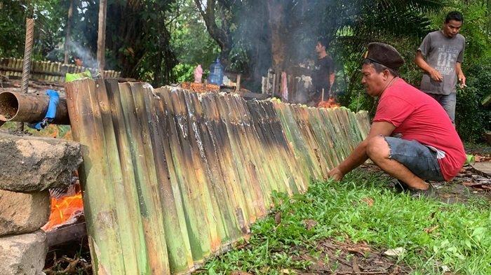 MEMASAK LEMANG: Lemang sedang dipanggang di Jalan By Pass Balai Baru, Kelurahan Sungai Sapih, Kecamatan Kuranji, Kota Padang, Provinsi Sumatera Barat, Minggu (30/3/2025). Lemang merupakan, makanan yang dibuat pada saat hari tertentu atau menyambut hari baik, seperti jelang Ramadhan dan Idul Fitri.